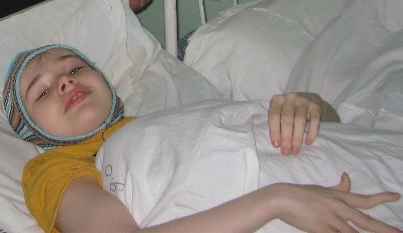 лежачий  ребёнок  инвалид  в  кровати
